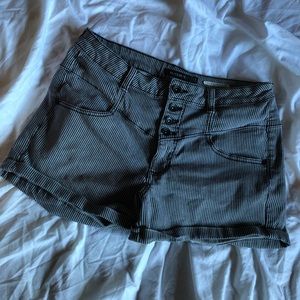 💀HOT TOPIC BLACKHEART STRIPED SHORTS💀 high waist